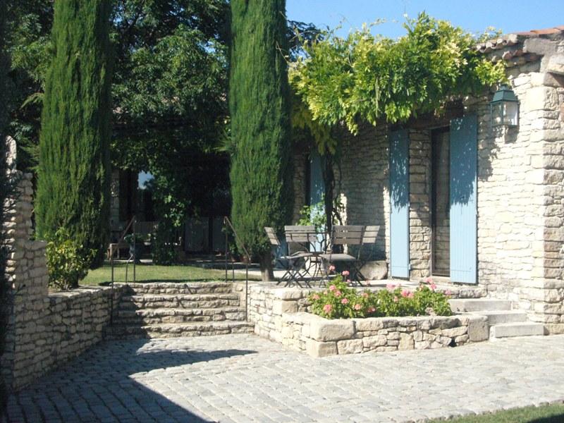 Proche Gordes, maison de plain pied avec piscine et jardin attenant en bordure d'un hameau.